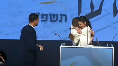 רגע הזכייה של אמונה כהן, אחרי מאבק צמוד עם סגניתה נטע לקס. | מסך מתוך השידור החי