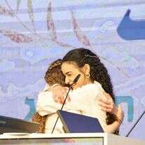 רגע הזכייה של אמונה כהן, אחרי מאבק צמוד עם סגניתה נטע לקס. | מסך