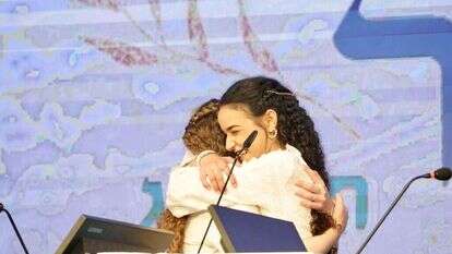 רגע הזכייה של אמונה כהן, אחרי מאבק צמוד עם סגניתה נטע לקס. | מסך