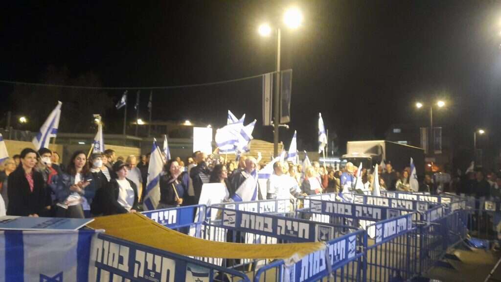 הפגנה מול בית הנשיא בעד הגעה לפשרה במו"מ על הרפורמה