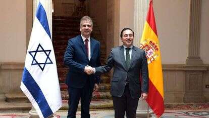 שר החוץ אלי כהן עם מקבילו הספרדי, חוזה מנואל אלברס. | חבייר שכטמן, שגרירות ישראל בספרד שר החוץ אלי כהן עם מקבילו הספרדי, חוזה מנואל אלברס. | חבייר שכטמן, שגרירות ישראל בספרד