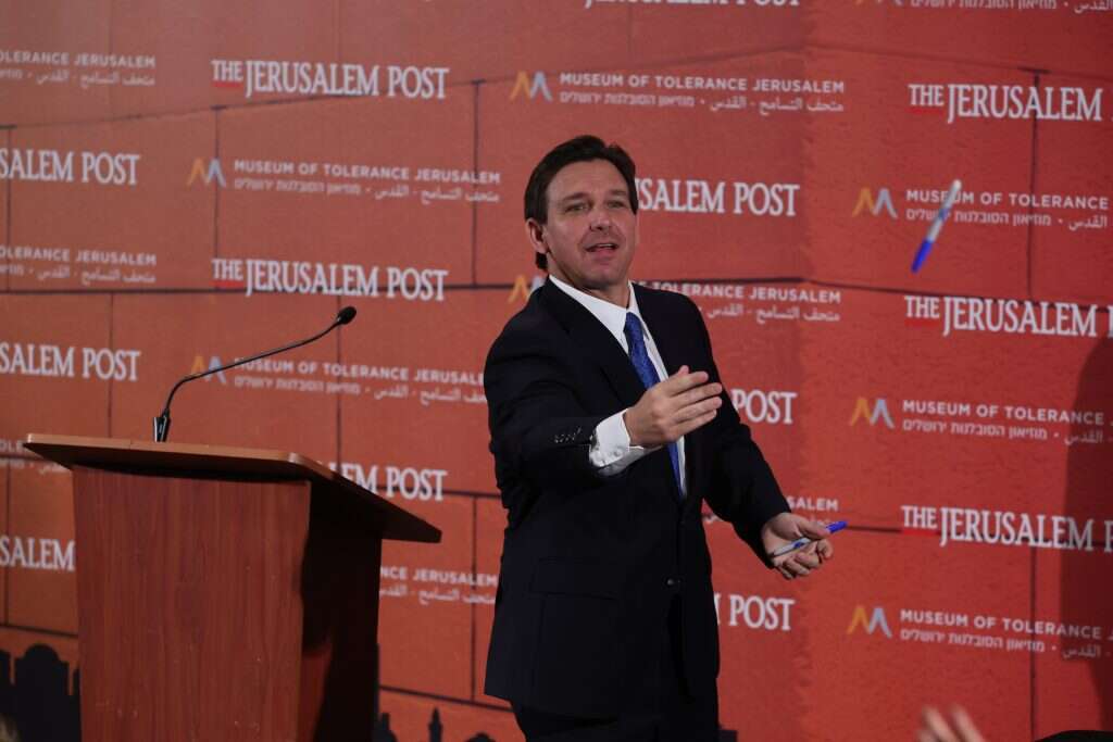 דה-סנטיס בכנס. | יונתן זינדל/פלאש 90 דה-סנטיס בכנס. | יונתן זינדל/פלאש 90