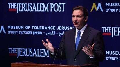 דה-סנטיס בכנס. | יונתן זינדל/פלאש 90 דה-סנטיס בכנס. | יונתן זינדל/פלאש 90