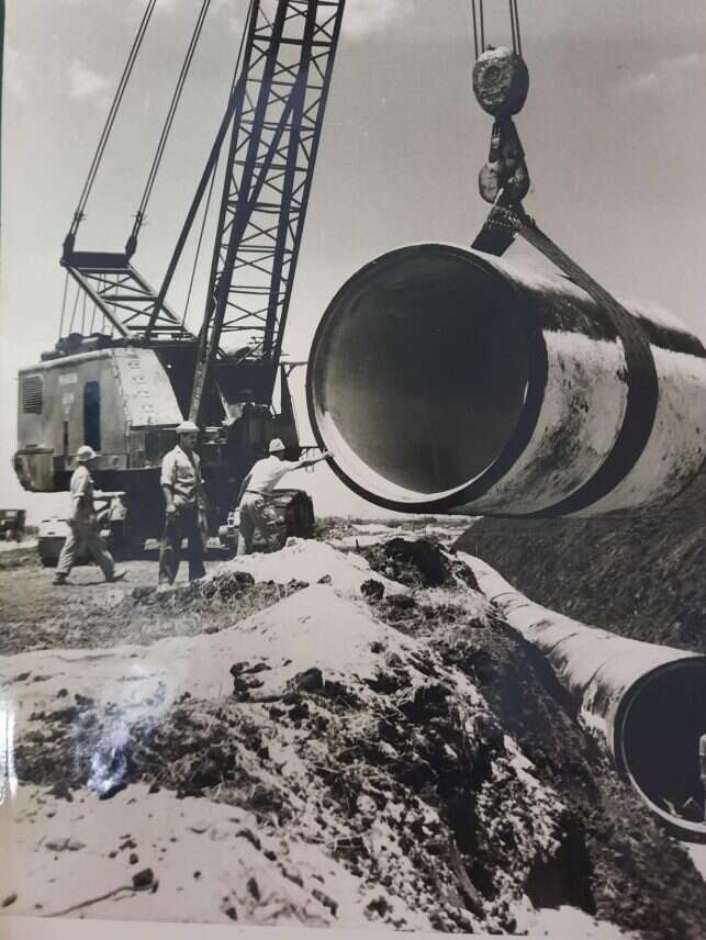 הנחת צינורות של המוביל הארצי בעמק חפר. | אברהם נדל