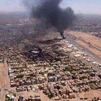 עשן מיתמר ליד נמל התעופה של חרטום בתחילת המלחמה | EPA