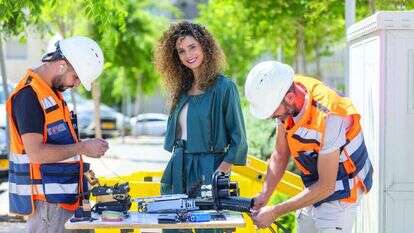 לירן אבישר בן־חורין בהנחת סיבים אופטיים במודיעין, השבוע. | יוסי אלוני