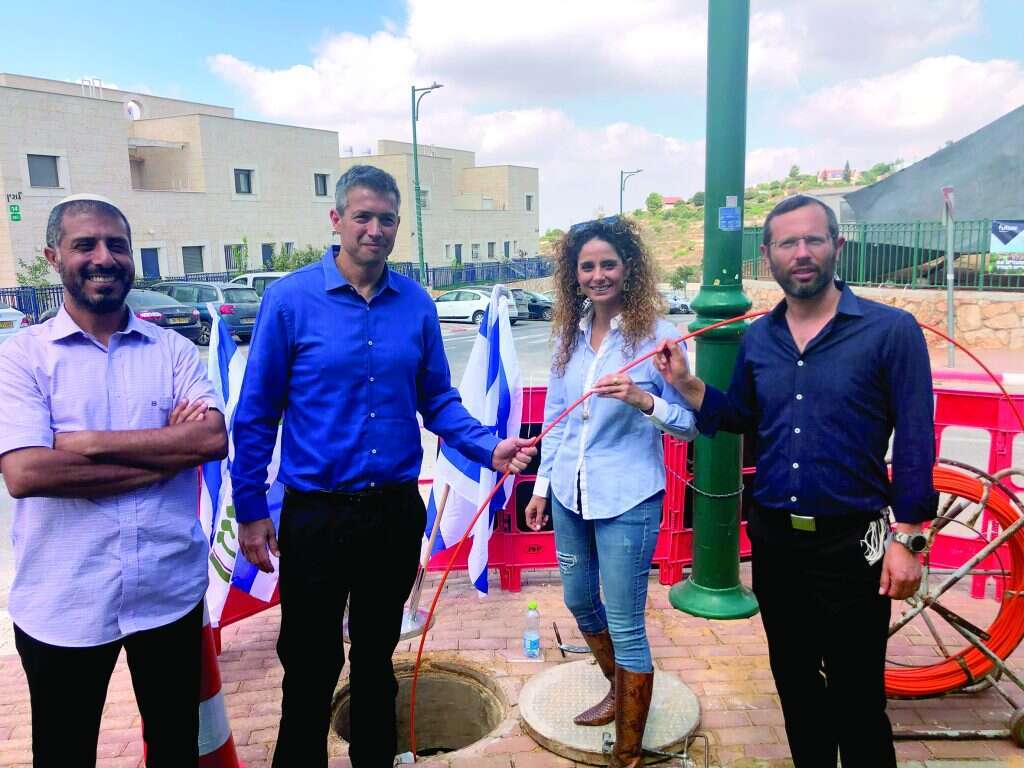 אבישר בן־חורין עם ראש מועצת בנימין ישראל גנץ (מימין) ושר התקשורת הנדל בטקס חנוכת פרויקט הסיבים ביישוב נריה, יולי 2021. | מועצה אזורית בנימין