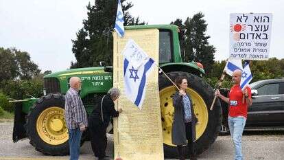 מפגינים בקיבוץ גבעת חיים חותמים מחדש על מגילת העצמאות. | גיל יערי, פלאש 90