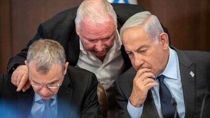 נתניהו עם לוין ואמסלם בישיבת הממשלה, היום. | אמיל סלמן/פלאש 90