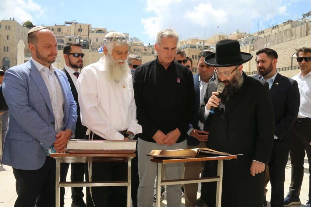 מקארתי בכותל. | הקרן למורשת הכותל המערבי