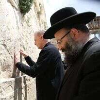 מקארתי עם רב הכותל. | הקרן למורשת הכותל המערבי