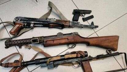 הנשקים ממלחמת השחרור שנמצאו בסליק במושב בחבל לכיש. | דוברות המשטרה