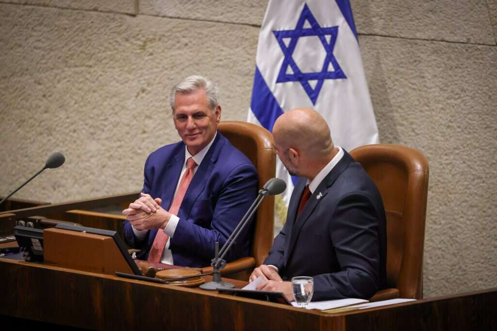 יו"ר הכנסת אוחנה (מימין) עם ראש בית הנבחרים האמריקני מקארת'י. | דוברות הכנסת