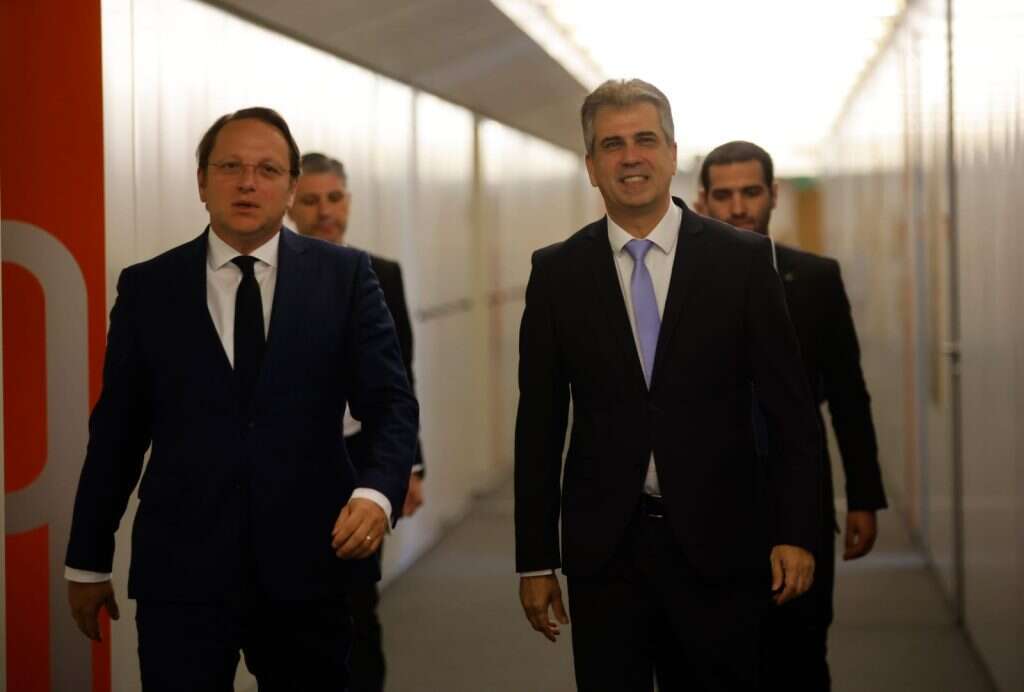 הנציב אוליבר ורהלי עם שר החוץ אלי כהן. | Johanna Géron שגרירות ישראל לא״א