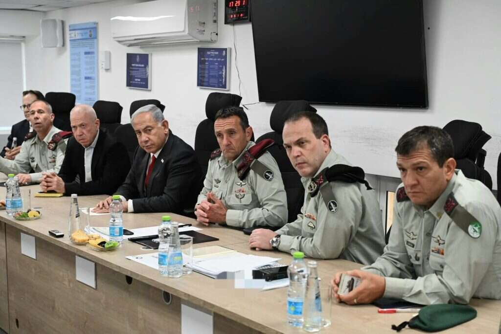 הערכת המצב הביטחונית שקיים ראש הממשלה יחד עם שר הביטחון, הרמטכ"ל, ר' המל"ל, ר׳ אמ״ץ, ר' אמ"ן, סגן ראש השב"כ, מפקד פיקוד הדרום והמתפ״ש. | אריאל חרמוני, משרד הביטחון.