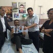 חברי הכנסת הערביים איימן עודה, אחמד טיבי ותומא סלימאן מבקרים את חאדר עדנאן בבית החולים. | מתוך דף הפייסבוק של הרשימה המשותפת