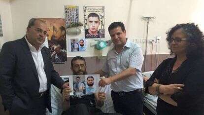 חברי הכנסת הערביים איימן עודה, אחמד טיבי ותומא סלימאן מבקרים את חאדר עדנאן בבית החולים. | מתוך דף הפייסבוק של הרשימה המשותפת