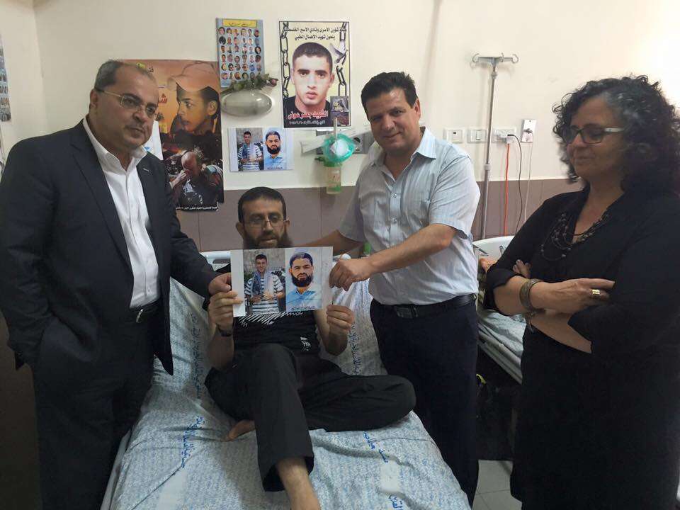 חברי הכנסת הערביים איימן עודה, אחמד טיבי ותומא סלימאן מבקרים את חאדר עדנאן בבית החולים. | מתוך דף הפייסבוק של הרשימה המשותפת