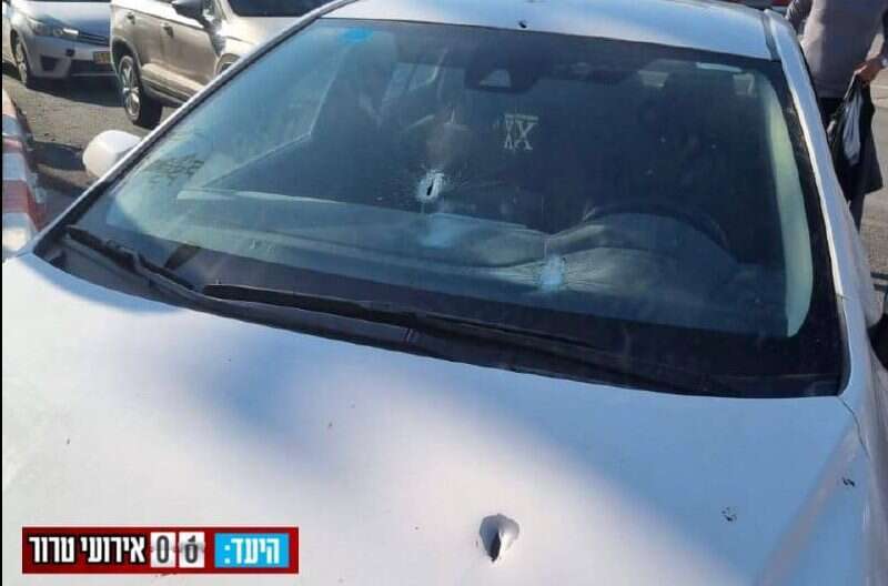 הרכב עם פגיעות הקליעים