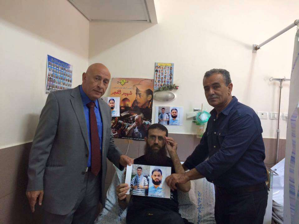 חברי הכנסת לשעבר ג'מאל זחאלקה ובאסל גטאס מבקרים את עדנאן בבית החולים. | מתוך דף הפייסבוק של הרשימה המשותפת