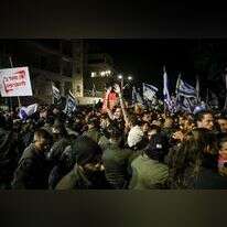 מפגינים ליד הבית ברחוב עזה, בלילה הקודם שבו פוטר השר גלנט. | נועם רבקין פנטון, פלאש 90