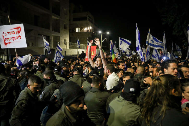 מפגינים ליד הבית ברחוב עזה, בלילה הקודם שבו פוטר השר גלנט. | נועם רבקין פנטון, פלאש 90