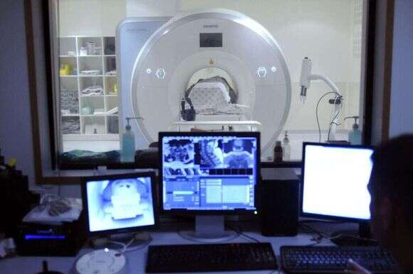 מכשיר MRI. | פלאש 90 מכשיר MRI. | פלאש 90