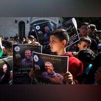 מפגינים מחוץ לבית המחבל. | Nasser Ishtayeh/Flash90