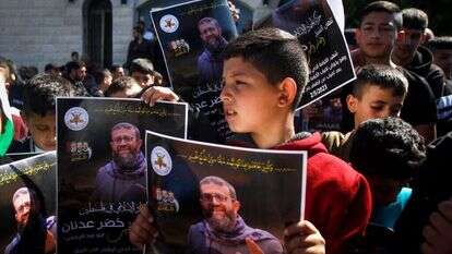 מפגינים מחוץ לבית המחבל. | Nasser Ishtayeh/Flash90