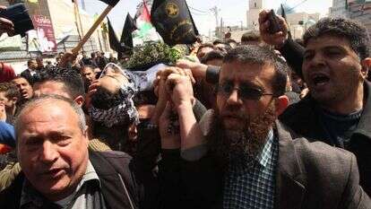 חאדר עדנאן נושא אלונקה בלווית מחבל, ארכיון. | AFP חאדר עדנאן נושא אלונקה בלווית מחבל, ארכיון. | AFP