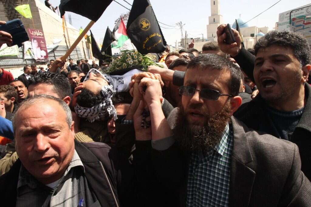 חאדר עדנאן נושא אלונקה בלווית מחבל, ארכיון. | AFP