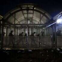 פועלים מהרש"פ במעבר ביו"ש. ארכיון | EPA