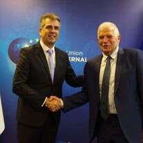 שר החוץ כהן (מימין) ומקבילו באיחוד האירופי ג'וזף בורל. | Johanna Géron, שגרירות ישראל לאיחוד האירופי