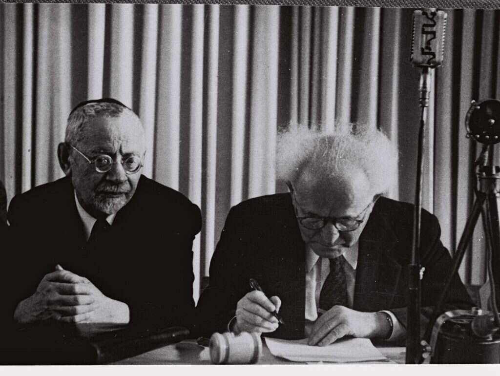 בן גוריון חותם על מגילת העצמאות. | SHERSHEL FRANK - לע"מ