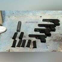 האקדחים שנתפסו במעבר הגבול. | דוברות המשטרה