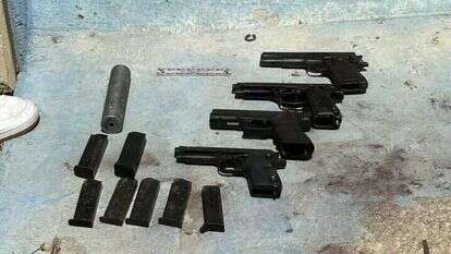 האקדחים שנתפסו במעבר הגבול. | דוברות המשטרה