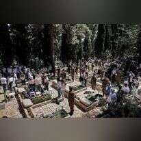 יום הזיכרון בבית עלמין צבאי | AFP