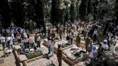 יום הזיכרון בבית עלמין צבאי | AFP