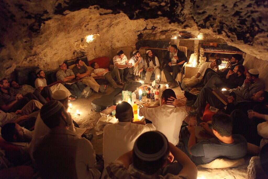 שיעור קבלה במערה ליד מושב בית מאיר, 2011 . למצולמים אין קשר לכתבה. | יעקב נחומי, פלאש 90 שיעור קבלה במערה ליד מושב בית מאיר, 2011 . למצולמים אין קשר לכתבה. | יעקב נחומי, פלאש 90