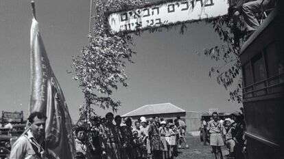 לא חוסך בביקורת על הנהגת המושב. טקס העלייה למושב בני ציון שבו גדל המחבר, 1947. | גב' שורץ, ארכיון הצילומים של קק"ל