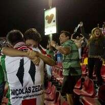 אוהדי מועדון הכדורגל "פלסטינו" בצ'ילה, עם מפת ארץ ישראל על גב החולצה במקום הספרה 1. | AFP