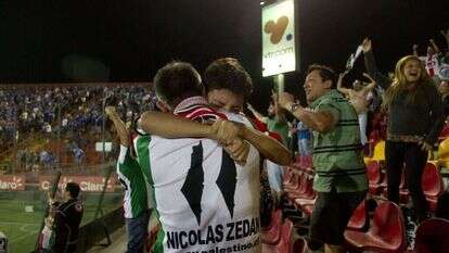 אוהדי מועדון הכדורגל "פלסטינו" בצ'ילה, עם מפת ארץ ישראל על גב החולצה במקום הספרה 1. | AFP