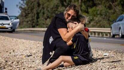 אם ובנה תופסים מחסה בזמן אזעקת צבע אדום בעוטף עזה. | אוליבייה פיטוסי, פלאש 90