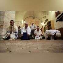 יהודים קראים משתטחים בתפילה בבית הכנסת הקראי בעיר העתיקה בירושלים, 2011. | אורי לנץ, פלאש 90