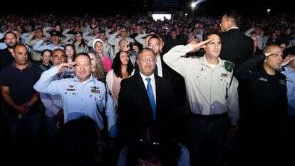 בינתיים לא מתכוון להפיל את הממשלה, וגם מקפיד לא לאיים בכך. השר בן־גביר והמפכ"ל שבתאי. | אורן בן־חקון