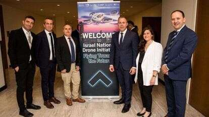 שגריר ישראל לאו"ם גלעד ארדן וחברי מיזם הרחפנים הלאומי. שגריר ישראל לאו"ם גלעד ארדן וחברי מיזם הרחפנים הלאומי.