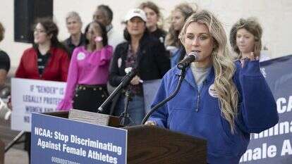 השחיינית ריילי גינס במחאה על אפליית ספורטאיות. | איי.פי