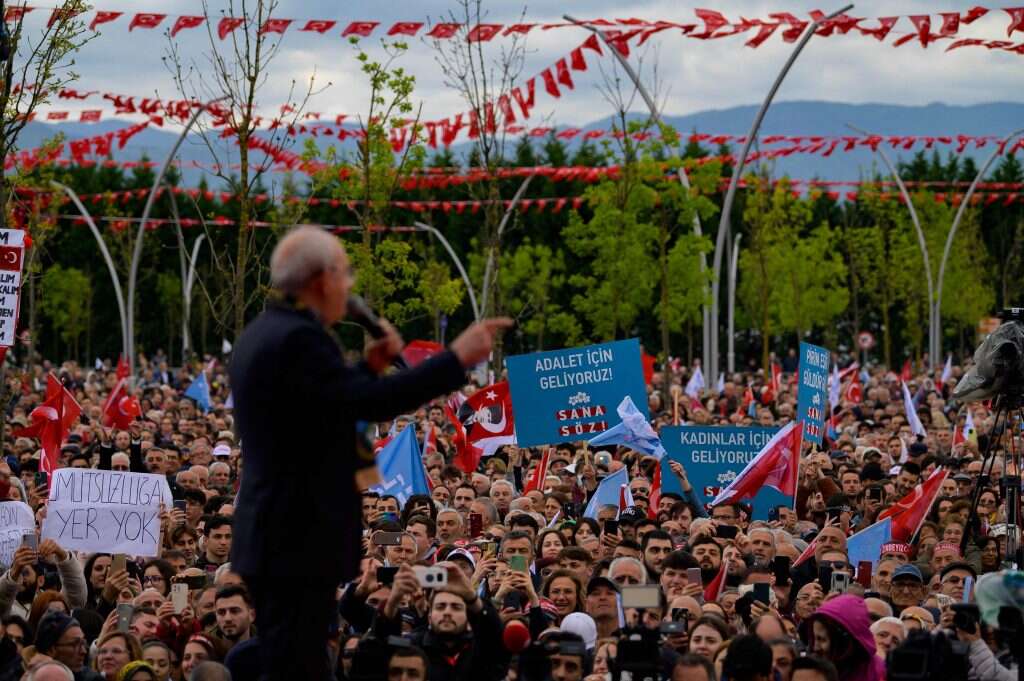 כמאל קיליצ'דראולו, מנהיג מפלגת העם, בעצרת בחירות. | איי.אף.פי