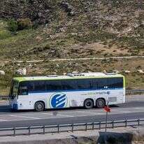 אוטובוס של חברת אלקטרה אפיקים נוסע בכבישי יהודה ושומרון