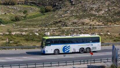 אוטובוס של חברת אלקטרה אפיקים נוסע בכבישי יהודה ושומרון